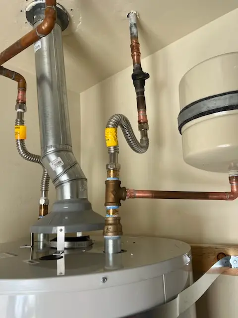 Water heater installation and plumbing repair in Altacanyada